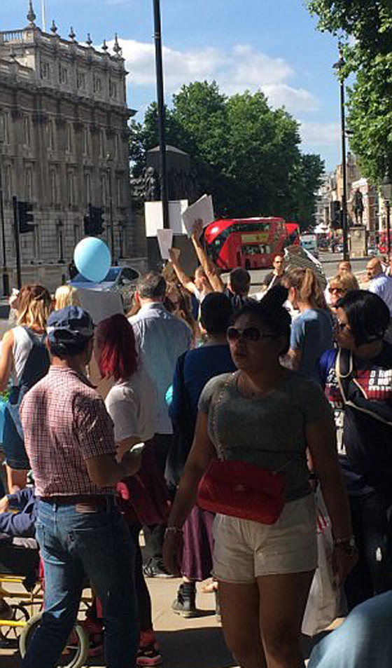 طفل يهز العالم.. المحكمة قضت بقتله امام والديه وترامب والبابا يتدخلان صورة رقم 40