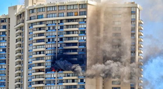 100 رجل اطفاء يكافحون نيرانه.. قتلى في حريق برج سكني في هونولولو  صورة رقم 3