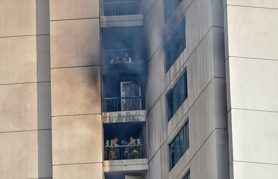 100 رجل اطفاء يكافحون نيرانه.. قتلى في حريق برج سكني في هونولولو  صورة رقم 5