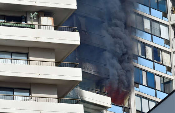 100 رجل اطفاء يكافحون نيرانه.. قتلى في حريق برج سكني في هونولولو  صورة رقم 6