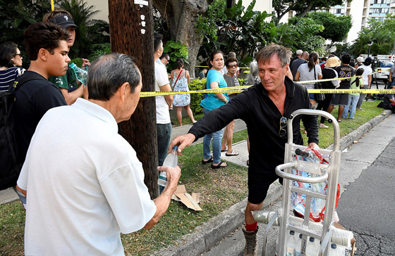 100 رجل اطفاء يكافحون نيرانه.. قتلى في حريق برج سكني في هونولولو  صورة رقم 28