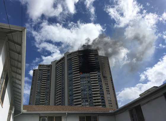 100 رجل اطفاء يكافحون نيرانه.. قتلى في حريق برج سكني في هونولولو  صورة رقم 11