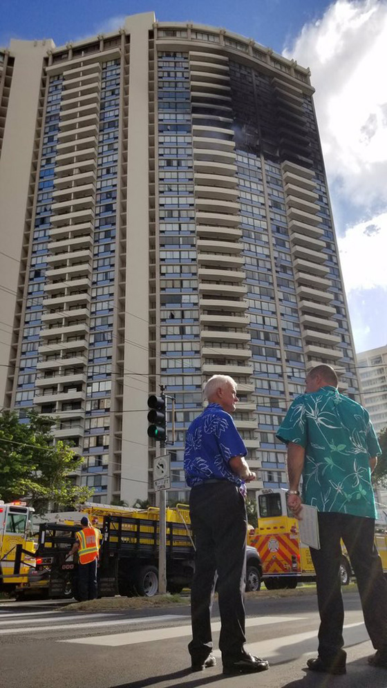 100 رجل اطفاء يكافحون نيرانه.. قتلى في حريق برج سكني في هونولولو  صورة رقم 9