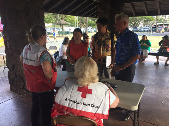 100 رجل اطفاء يكافحون نيرانه.. قتلى في حريق برج سكني في هونولولو  صورة رقم 26