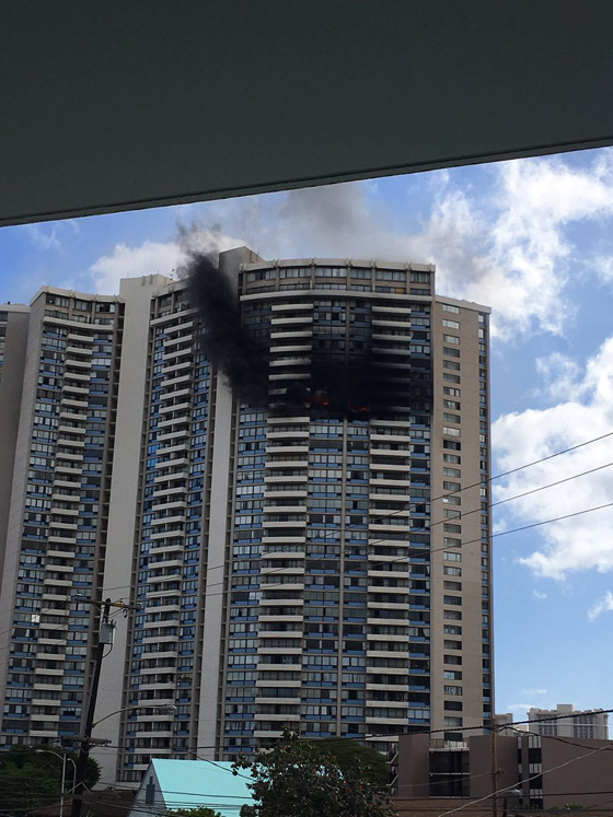 100 رجل اطفاء يكافحون نيرانه.. قتلى في حريق برج سكني في هونولولو  صورة رقم 18