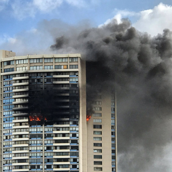 100 رجل اطفاء يكافحون نيرانه.. قتلى في حريق برج سكني في هونولولو  صورة رقم 12