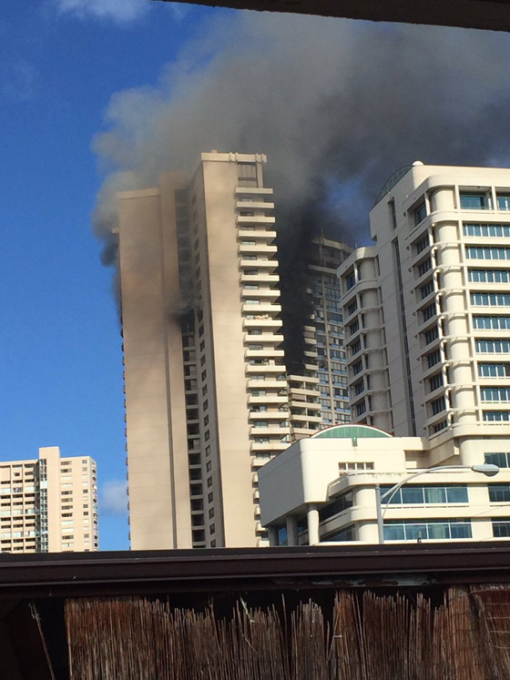 100 رجل اطفاء يكافحون نيرانه.. قتلى في حريق برج سكني في هونولولو  صورة رقم 13