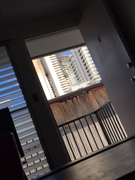 100 رجل اطفاء يكافحون نيرانه.. قتلى في حريق برج سكني في هونولولو  صورة رقم 14