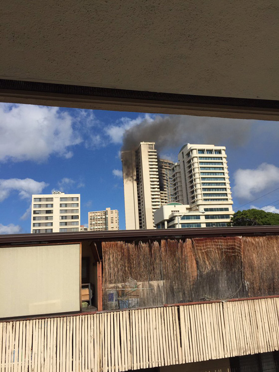 100 رجل اطفاء يكافحون نيرانه.. قتلى في حريق برج سكني في هونولولو  صورة رقم 15