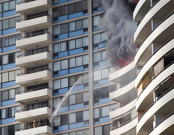 100 رجل اطفاء يكافحون نيرانه.. قتلى في حريق برج سكني في هونولولو  صورة رقم 16