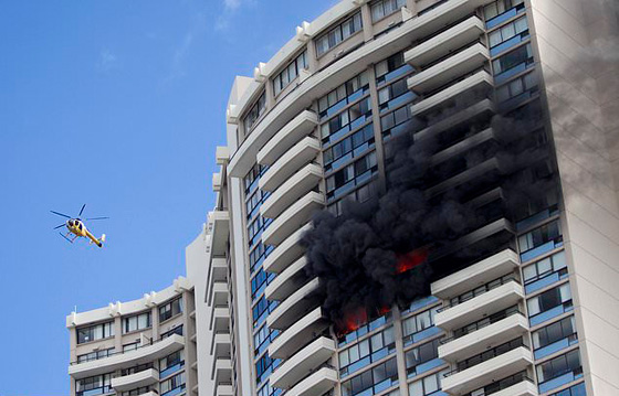 100 رجل اطفاء يكافحون نيرانه.. قتلى في حريق برج سكني في هونولولو  صورة رقم 17