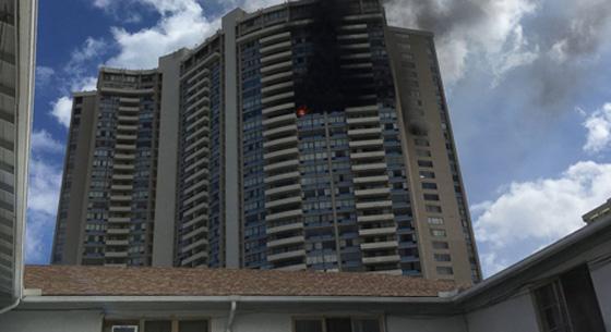 100 رجل اطفاء يكافحون نيرانه.. قتلى في حريق برج سكني في هونولولو  صورة رقم 21