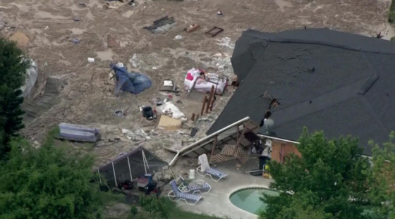 مشاهد مروعة.. حفرة ارضية تبتلع منزلين كبيرين في فلوريدا صورة رقم 26