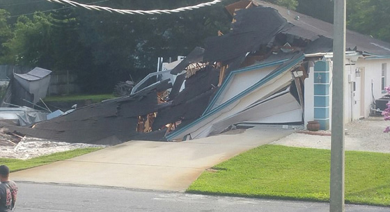 مشاهد مروعة.. حفرة ارضية تبتلع منزلين كبيرين في فلوريدا صورة رقم 25