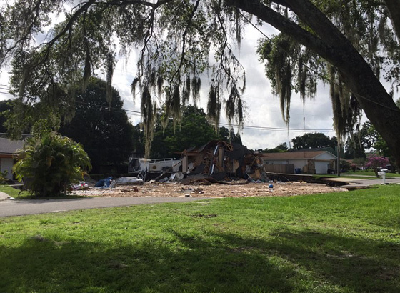 مشاهد مروعة.. حفرة ارضية تبتلع منزلين كبيرين في فلوريدا صورة رقم 24