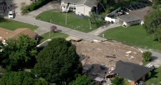 مشاهد مروعة.. حفرة ارضية تبتلع منزلين كبيرين في فلوريدا صورة رقم 18