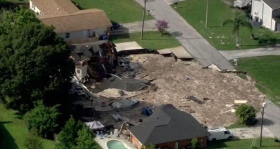 مشاهد مروعة.. حفرة ارضية تبتلع منزلين كبيرين في فلوريدا صورة رقم 23