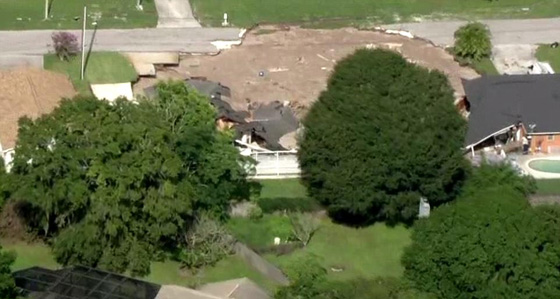 مشاهد مروعة.. حفرة ارضية تبتلع منزلين كبيرين في فلوريدا صورة رقم 21