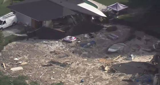 مشاهد مروعة.. حفرة ارضية تبتلع منزلين كبيرين في فلوريدا صورة رقم 22