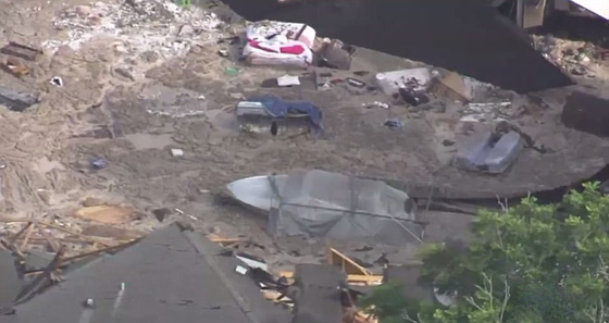 مشاهد مروعة.. حفرة ارضية تبتلع منزلين كبيرين في فلوريدا صورة رقم 27