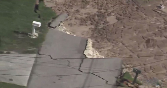 مشاهد مروعة.. حفرة ارضية تبتلع منزلين كبيرين في فلوريدا صورة رقم 16