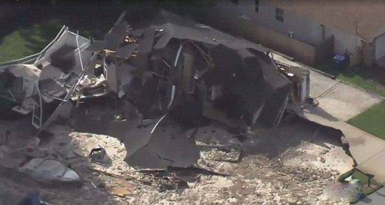 مشاهد مروعة.. حفرة ارضية تبتلع منزلين كبيرين في فلوريدا صورة رقم 12