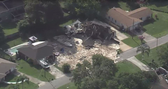 مشاهد مروعة.. حفرة ارضية تبتلع منزلين كبيرين في فلوريدا صورة رقم 13