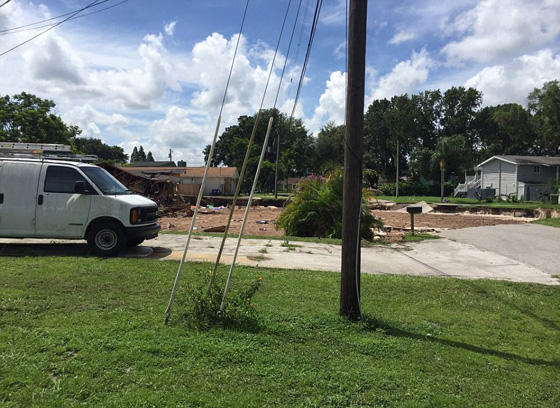 مشاهد مروعة.. حفرة ارضية تبتلع منزلين كبيرين في فلوريدا صورة رقم 11