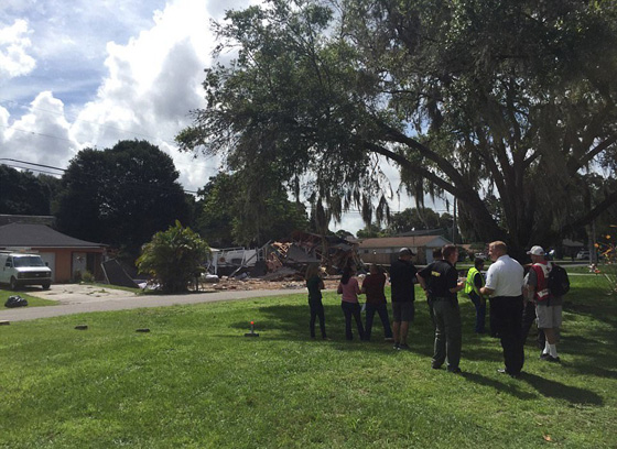 مشاهد مروعة.. حفرة ارضية تبتلع منزلين كبيرين في فلوريدا صورة رقم 10