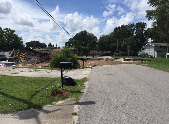 مشاهد مروعة.. حفرة ارضية تبتلع منزلين كبيرين في فلوريدا صورة رقم 9