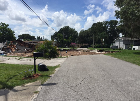 مشاهد مروعة.. حفرة ارضية تبتلع منزلين كبيرين في فلوريدا صورة رقم 30