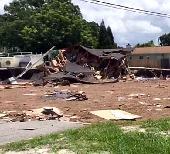 مشاهد مروعة.. حفرة ارضية تبتلع منزلين كبيرين في فلوريدا صورة رقم 29