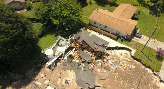 مشاهد مروعة.. حفرة ارضية تبتلع منزلين كبيرين في فلوريدا صورة رقم 28