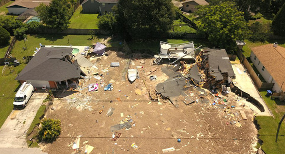 مشاهد مروعة.. حفرة ارضية تبتلع منزلين كبيرين في فلوريدا صورة رقم 4