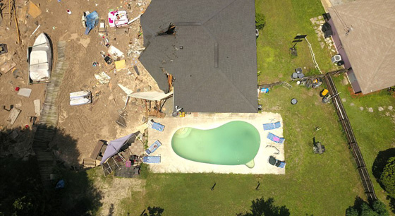 مشاهد مروعة.. حفرة ارضية تبتلع منزلين كبيرين في فلوريدا صورة رقم 3