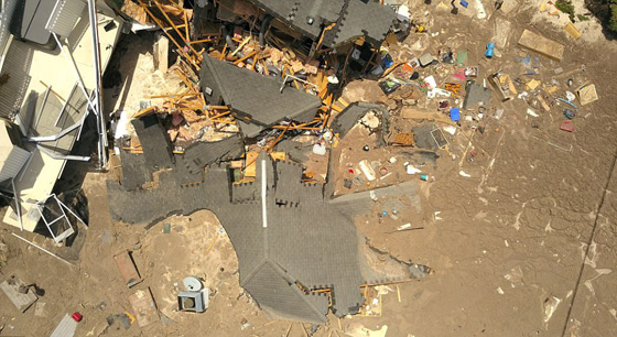 مشاهد مروعة.. حفرة ارضية تبتلع منزلين كبيرين في فلوريدا صورة رقم 5