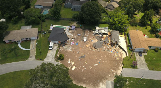 مشاهد مروعة.. حفرة ارضية تبتلع منزلين كبيرين في فلوريدا صورة رقم 6