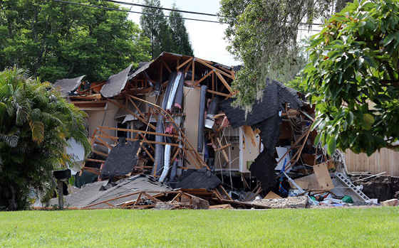 مشاهد مروعة.. حفرة ارضية تبتلع منزلين كبيرين في فلوريدا صورة رقم 2