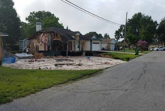 مشاهد مروعة.. حفرة ارضية تبتلع منزلين كبيرين في فلوريدا صورة رقم 7