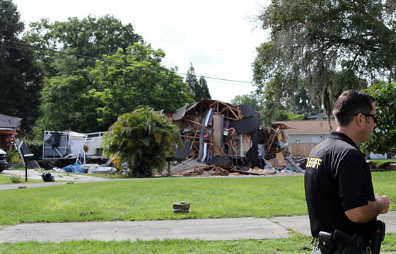 مشاهد مروعة.. حفرة ارضية تبتلع منزلين كبيرين في فلوريدا صورة رقم 8