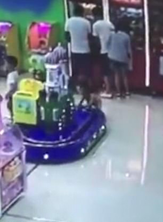 فيديو مروع.. قطار (لعبة) يسحق طفلا حاول تسلقه وهو يتحرك! صورة رقم 1