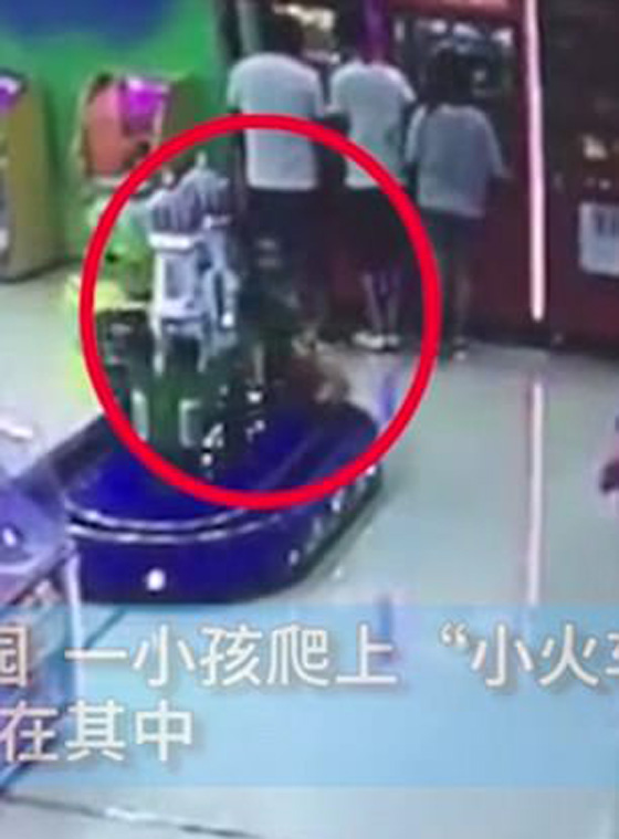 فيديو مروع.. قطار (لعبة) يسحق طفلا حاول تسلقه وهو يتحرك! صورة رقم 2