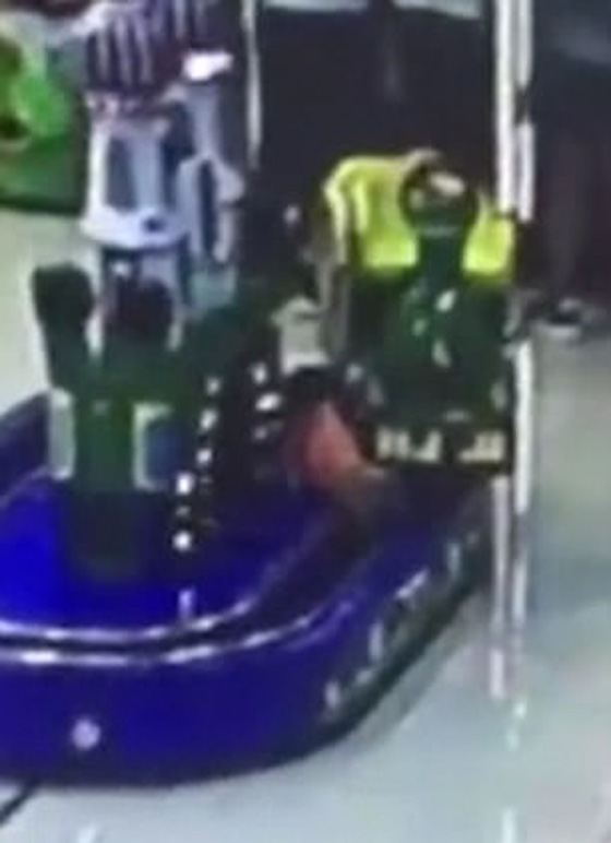 فيديو مروع.. قطار (لعبة) يسحق طفلا حاول تسلقه وهو يتحرك! صورة رقم 3