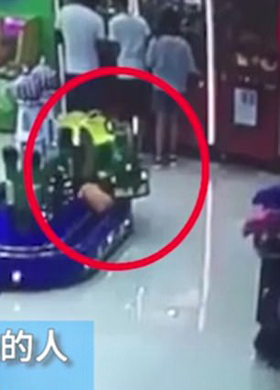 فيديو مروع.. قطار (لعبة) يسحق طفلا حاول تسلقه وهو يتحرك! صورة رقم 4