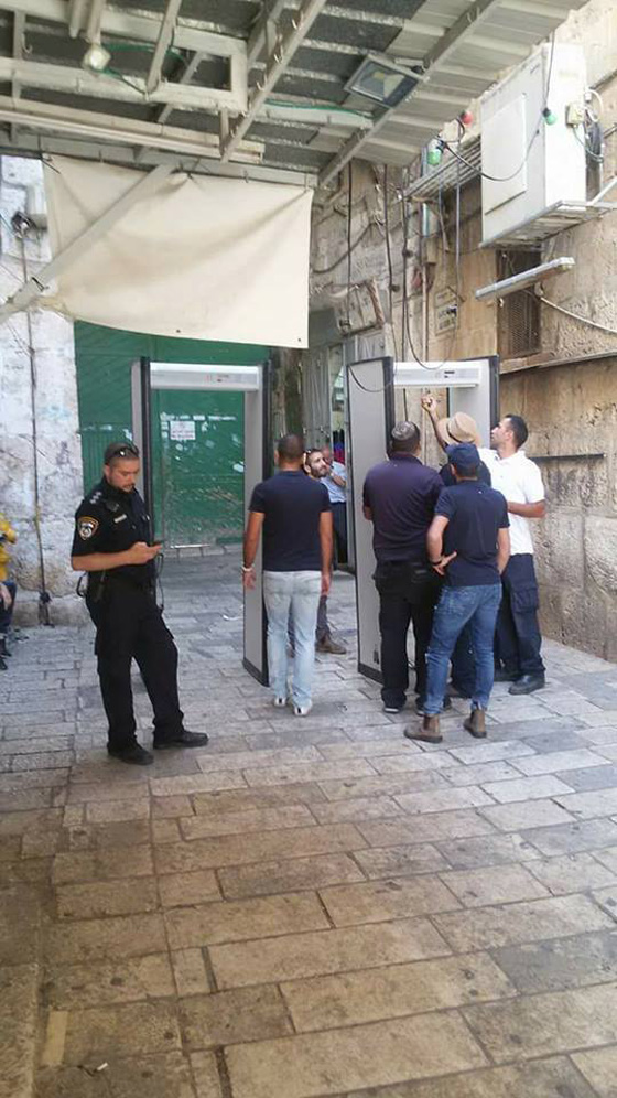 آخرها منع الصلاة فيه يوم الجمعة.. تاريخ حافل بانتهاكات اسرائيل للأقصى صورة رقم 6