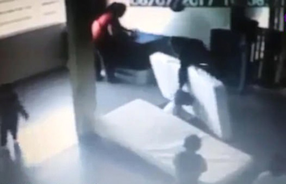 فيديو صادم (+18) اعتداءات مشينة وانتهاك جسدي لاطفال في الحضانة! صورة رقم 2