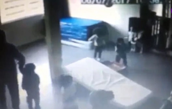 فيديو صادم (+18) اعتداءات مشينة وانتهاك جسدي لاطفال في الحضانة! صورة رقم 9