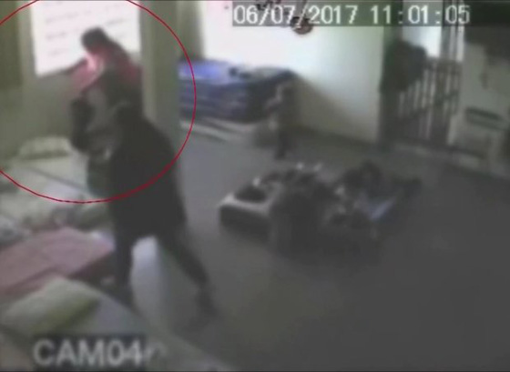 فيديو صادم (+18) اعتداءات مشينة وانتهاك جسدي لاطفال في الحضانة! صورة رقم 4