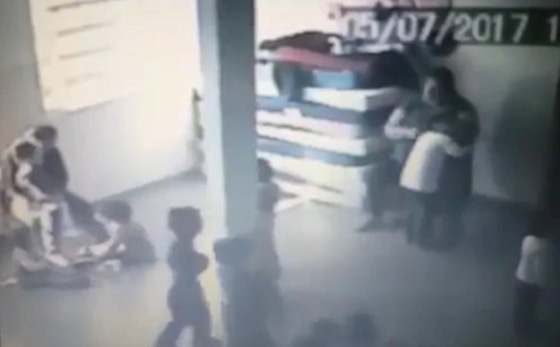 فيديو صادم (+18) اعتداءات مشينة وانتهاك جسدي لاطفال في الحضانة! صورة رقم 6