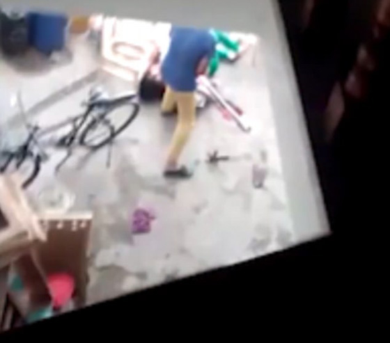 هندي يستعين بصديقه ويضربان زوجة شقيقه لانها وضعت مولودة انثى صورة رقم 6